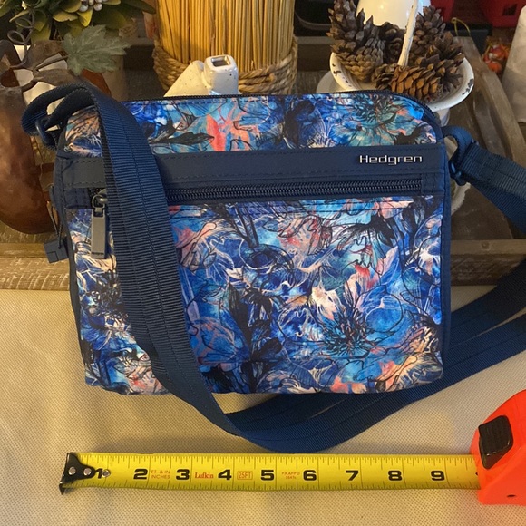 Hedgren RFID protected multicolor nylon crossbody with adjustable strap - Picture 5 of 12